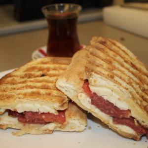 Tava Ekmeğine Sucuklu Kaşarlı Tost