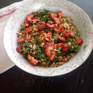 Çilekli cevizli semizotu salatası