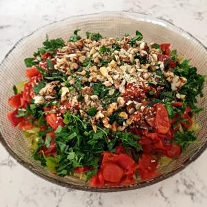 Közlenmiş biber salatası