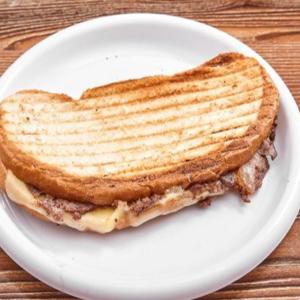 Kavurmalı dil peynirli tost 