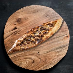 Dana kavurmalı kaşarlı pide